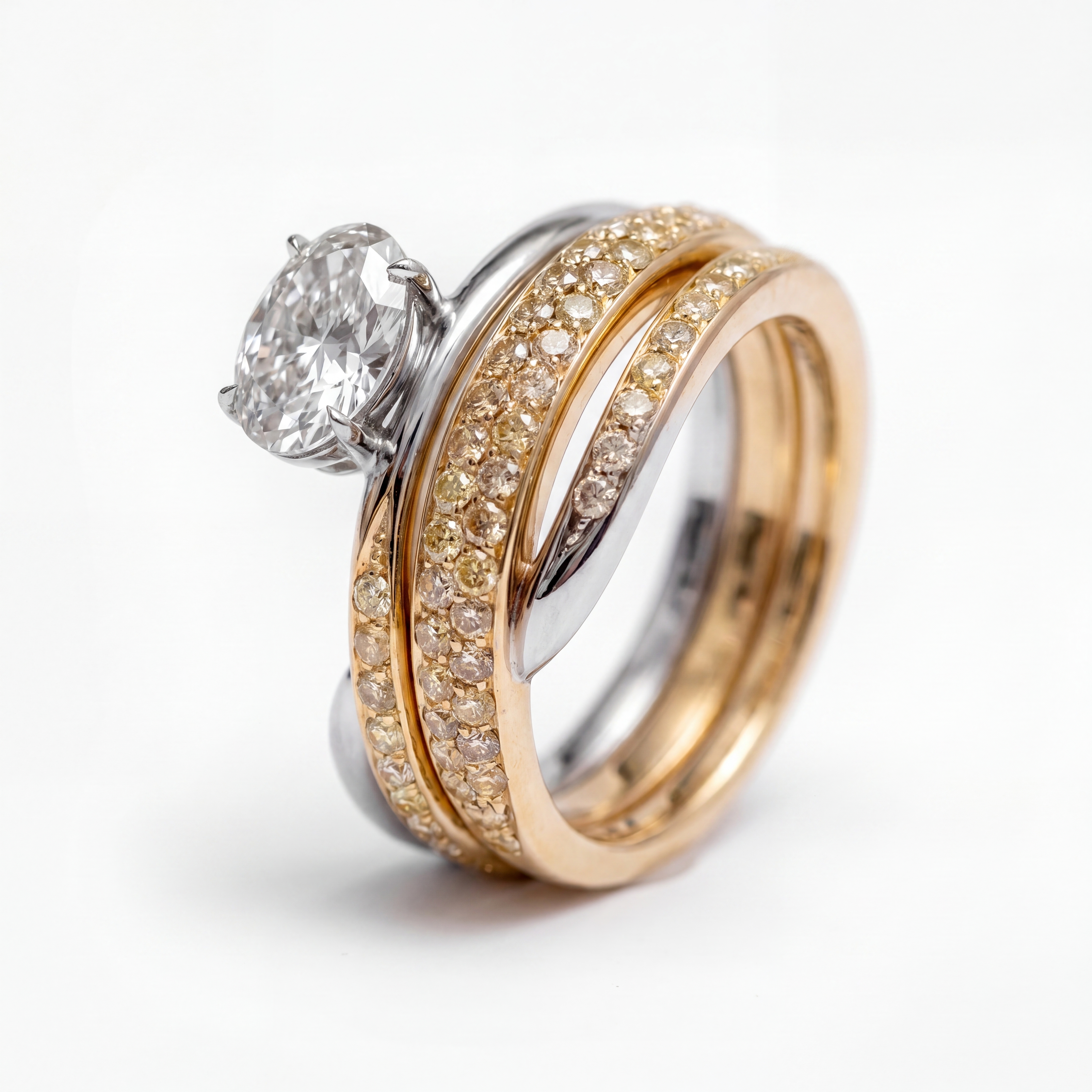 Fundo branco — anéis ouro e diamante